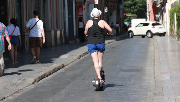 (Foto de ARCHIVO)
Una persona circula en un patinete eléctrico en una calle del centro de Sevilla. A 7 de agosto de 2024, en Sevilla (Andalucía, España).

Rocío Ruz / Europa Press
07/8/2024