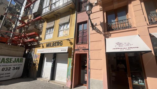 Fachada de la casa más estrecha de Europa situada en Valencia