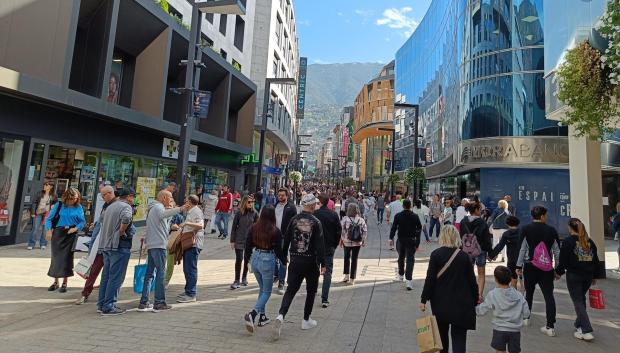 Turistas en la avenida Meritxell de Andorra la Vella.

EUROPA PRESS
23/10/2023
