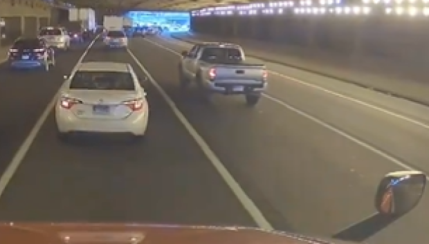 El coche se pone delante y pega un frenazo inesperado