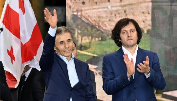 El multimillonario georgiano Bidzina Ivanishvili saluda a la multitud durante una manifestación organizada por el partido gobernante Sueño Georgiano