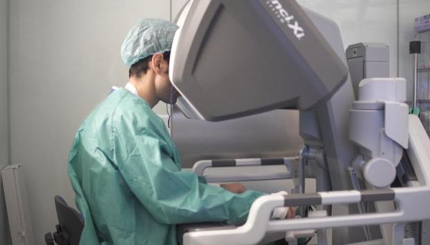 Cirujano operando con Da Vinci