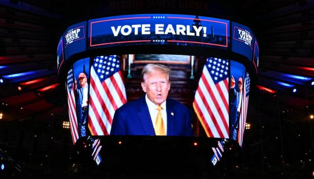 Los partidarios del expresidente estadounidense y candidato presidencial republicano Donald Trump esperan un mitin de campaña en el Madison Square Garden de Nueva York