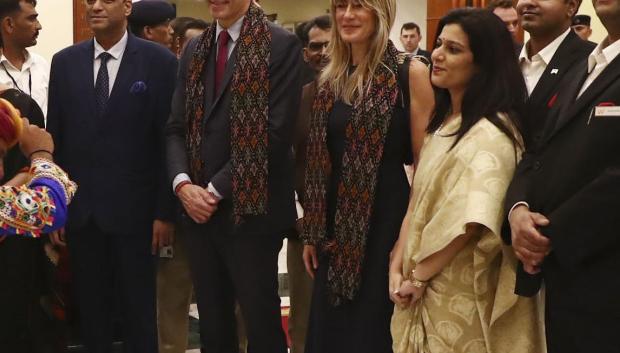 VADODARA (INDIA), 27/10/2024.- El presidente del Gobierno, Pedro Sánchez y su mujer Begoña Gómez, a su llegada hoy Domingo a la ciudad de Vadodara en su primera visita oficial a la India. EFE / Fernando Calvo / Moncloa. ***SOLO USO EDITORIAL / SOLO USO DISPONIBLE PARA ILUSTRAR LA NOTICIA QUE ACOMPAÑA/ (CRÉDITO OBLIGATORIO)***