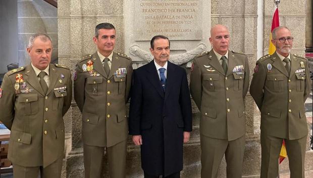 Militares posan ante la placa