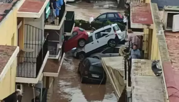 Los coches se acumulan en las calles de Valencia