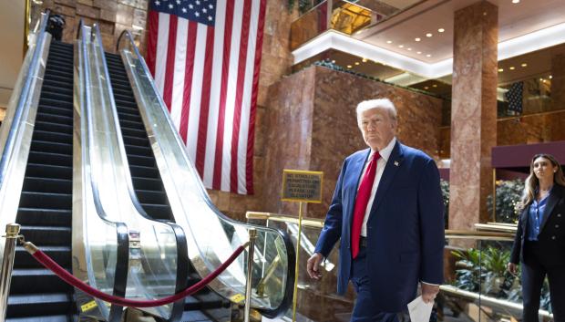 New York (United States), 06/09/2024.- Former US president Donald J. Trump (L) with members of his legal team arrives to a press conference in the lobby of Trump Tower in New York, New York, USA, 06 September 2024. Trump discussed a hearing he attended earlier in the morning to appeal the recent 5 million USD jury verdict against Trump that found him liable of sexually abusing writer E. Jean Carroll. (Elecciones, Nueva York) EFE/EPA/JUSTIN LANE