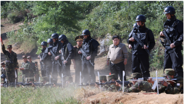 El líder de Corea del Norte, Kim Jong-un, junto a soldados norcoreanos