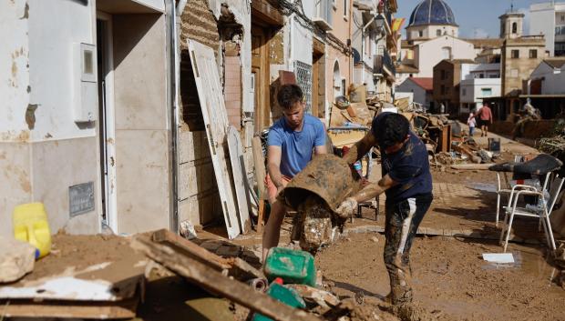 Vecinos de Chiva limpian sus hogares tras la DANA
