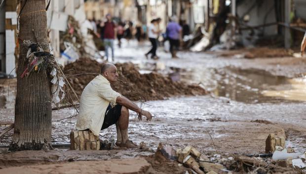 Un hombre observa los daños causados por las inundaciones en la localidad de Paiporta, Valencia