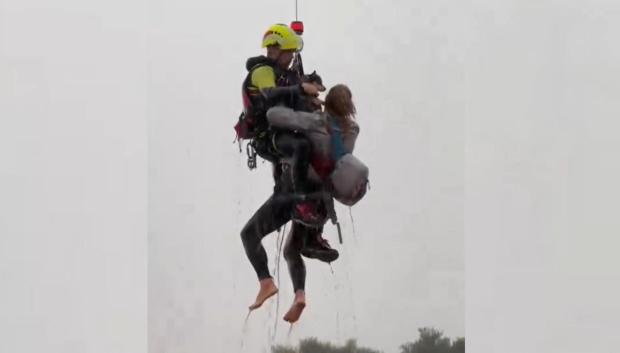 Captura de un vídeo facilitado por la UME del rescate de una mujer con sus mascotas de su casa de madera en Utiel (Valencia)