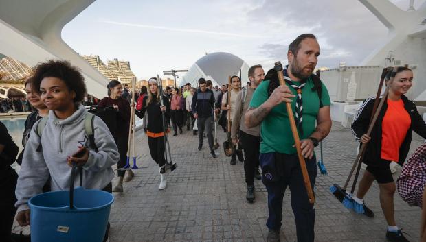 Cola de voluntarios, en Valencia, para ayudar en las tareas de reconstrucción por la DANA