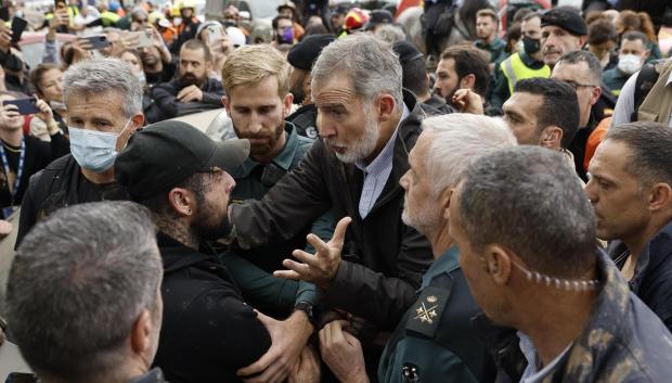 El Rey habla con un vecino indignado durante su visita a Paiporta