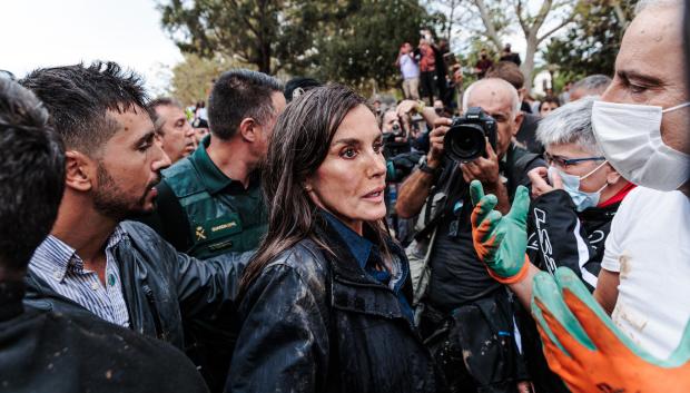 La Reina Letizia durante su visita a una zona afectada por la DANA, a 3 de noviembre de 2024, en Paiporta, Valencia, Comunidad Valenciana (España). Los Reyes han visitado, junto al presidente del Gobierno y presidente de la Generalitat valenciana, algunas de las zonas afectadas por la DANA, que el pasado 29 de octubre arrasó la provincia de Valencia y que deja ya una cifra de más de 210 fallecidos.

Carlos Luján / Europa Press
03/11/2024