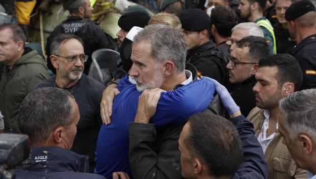 El Rey abraza a uno de los vecinos de Paiporta indignado con la inacción de los gobernantes