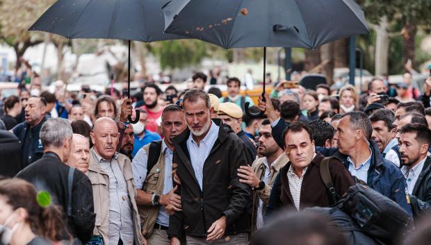 El Rey Felipe VI, durante su visita a una zona afectada por la DANA, a 3 de noviembre de 2024, en Paiporta, Valencia, Comunidad Valenciana (España). Los Reyes han visitado, junto al presidente del Gobierno y presidente de la Generalitat valenciana, algunas de las zonas afectadas por la DANA, que el pasado 29 de octubre arrasó la provincia de Valencia y que deja ya una cifra de más de 210 fallecidos.

Carlos Luján / Europa Press
03/11/2024