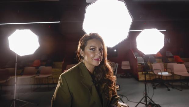 MADRID (ESPAÑA), 04/11/2024.- "Poder cantar canciones que he escuchado toda la vida y darles una vuelta para que brillen de una forma diferente ha sido maravilloso", cuenta a EFE la artista Niña Pastori ante un disco que pone a la Navidad su toque flamenco. EFE/Javier Lizón