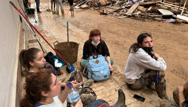 Un grupo de jóvenes viene desde Valencia para ayudar