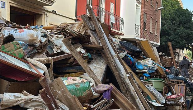Restos agolpados ocupando toda la carretera