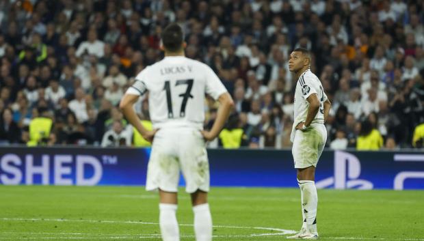Los jugadores del Real Madrid tras el tercer gol del Milan en el Santiago Bernabéu