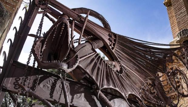 El dragón de hierro forjado que guarda el acceso a los Pabellones Güell
