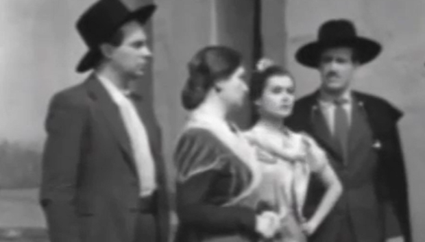 Fotograma de La morena de mi copla, con el personaje de Julio Romero aparece con capa y sombrero cordobés
