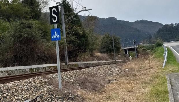 La señal completa mal orientada y en un lugar poco acertado por la proximidad de peatones