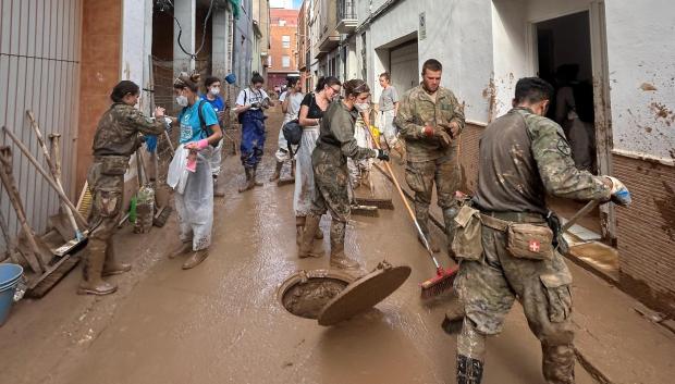 Los militares trabajan codo con codo con afectados y voluntarios en un escenario de gran destrucción