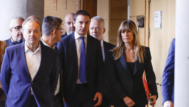 Begoña Gómez, esposa del presidente del gobierno Pedro Sánchez, llega acompañada del portavoz del Grupo Parlamentario Socialista en la Asamblea de Madrid