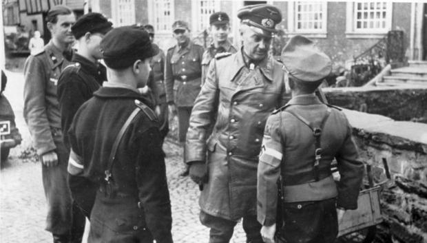 Walter Model en conversación con las Juventudes Hitlerianas, octubre de 1944