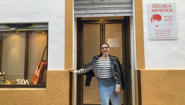 La Trini, en la puerta de su escuela