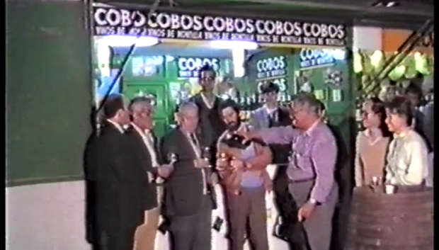 Un grupo degustando vino de una de las bodegas participantes