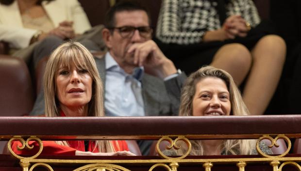 Begoña Gómez junto a su secretaria Cristina Álvarez en el Congreso de los Diputados