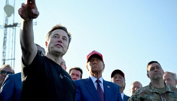 Elon Musk, dueño de la empresa SpaceX, hablando con Donald Trump