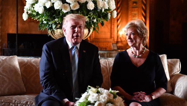 El presidente electo de Estados Unidos, Donald Trump, junto a su nueva directora del Departamento de Educación, Linda McMahon, en una imagen de archivo