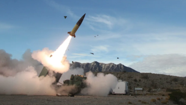 Uno de los misiles ATACMS lanzado desde un MLRS M270