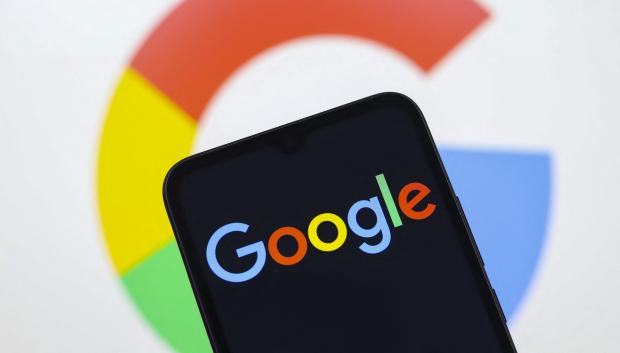 El logo de Google en la pantalla de un teléfono