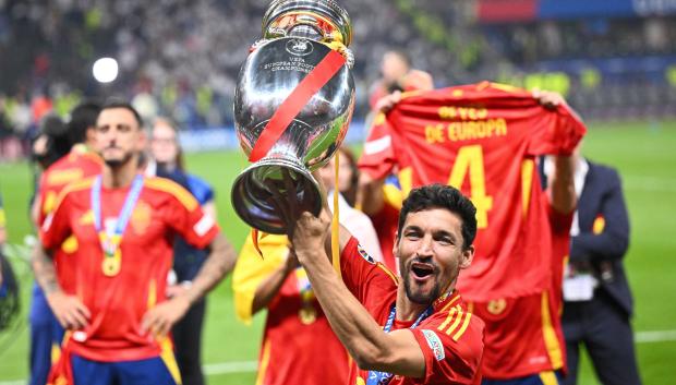 Jesús Navas celebra la cuarta Eurocopa de España sobre el césped del Olímpico de Berlín, el pasado mes de julio
