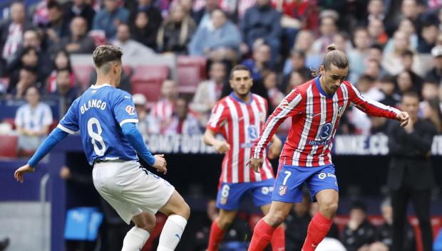 Antoine Griezmann conduce un balón en el duelo frente al Alavés