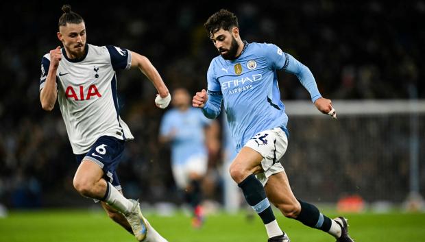 Radu Dragusin pelea un balón con Josko Gvardiol