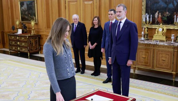 La nueva vicepresidenta tercera del Gobierno y ministra para la Transición Ecológica y el Reto Demográfico, Sara Aagesen, promete su cargo ante el Rey Felipe VI