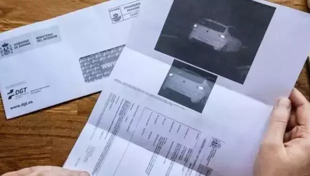 Las multas de velocidad deben tener dos fotos