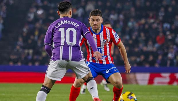 Javi Galán intenta regatear a Iván Sánchez