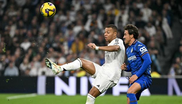 Kylian Mbappé despeja un balón en el partido ante el Getafe