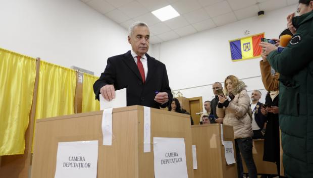 El candidato del Partido Socialdemócrata, Calin Georgescu, emite su voto en las elecciones parlamentarias de Rumanía