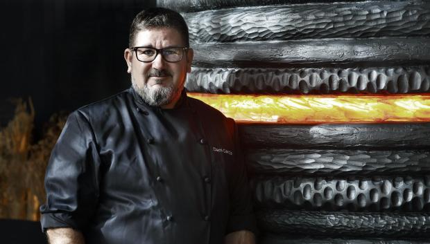 El cocinero malagueño Dani García abre este lunes su primer restaurante en Barcelona, Leña, que define como "un steakhouse 2.0", y apunta que, cinco años después de acabar su etapa en la alta cocina, sería interesante un replanteamiento de las clasificaciones de los establecimientos ante la "saturación de guías". En la imagen el cocinero posa durante la entrevista con EFE a pocos minutos de abrir al público.EFE/ Andreu Dalmau