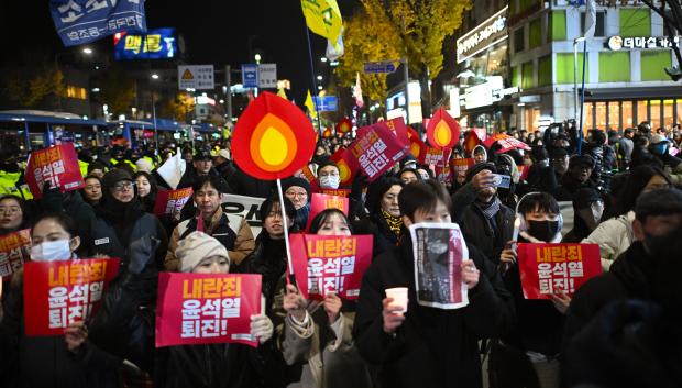 Los manifestantes que participan en una marcha contra el presidente de Corea del Sur, Yoon Suk Yeol, se dirigen a la oficina presidencial en Seúl