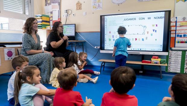 Isabel Díaz Ayuso, visita el Colegio público de Educación Infantil y Primaria San Juan Bautista
