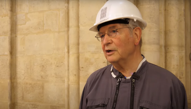 Monseñor Laurent Ulrich, arzobispo de París, ataviado con caso y mono, durante una visita a las obras de Notre Dame