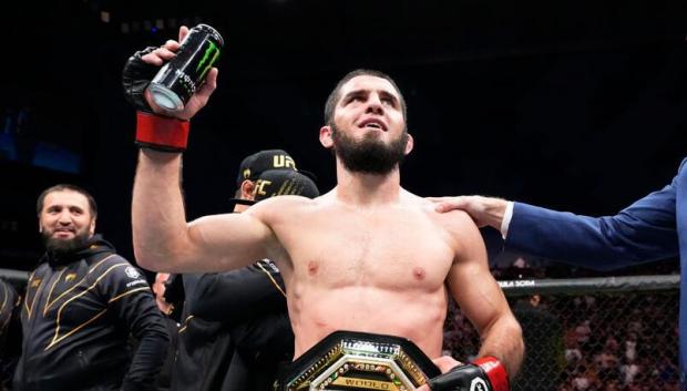 Islam Makhachev, con el cinturón de peso pluma